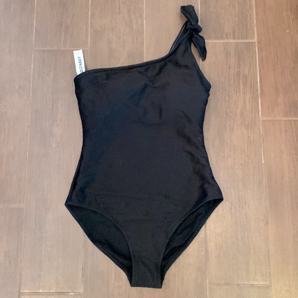 Gorgeous one piece black ribbed one shoulder swimsuit from Old Navy. Size Small
